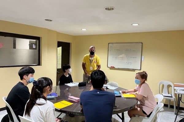 Lớp học nhóm tại trường Anh ngữ Philippines