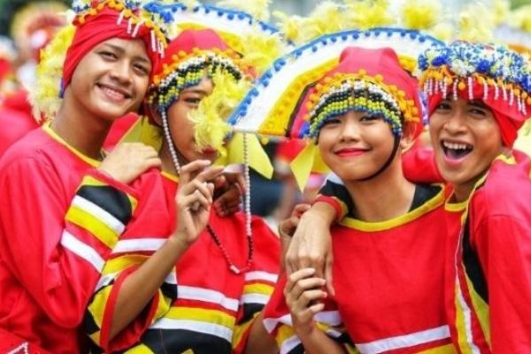 Người dân Philippines trong trang phục truyền thống
