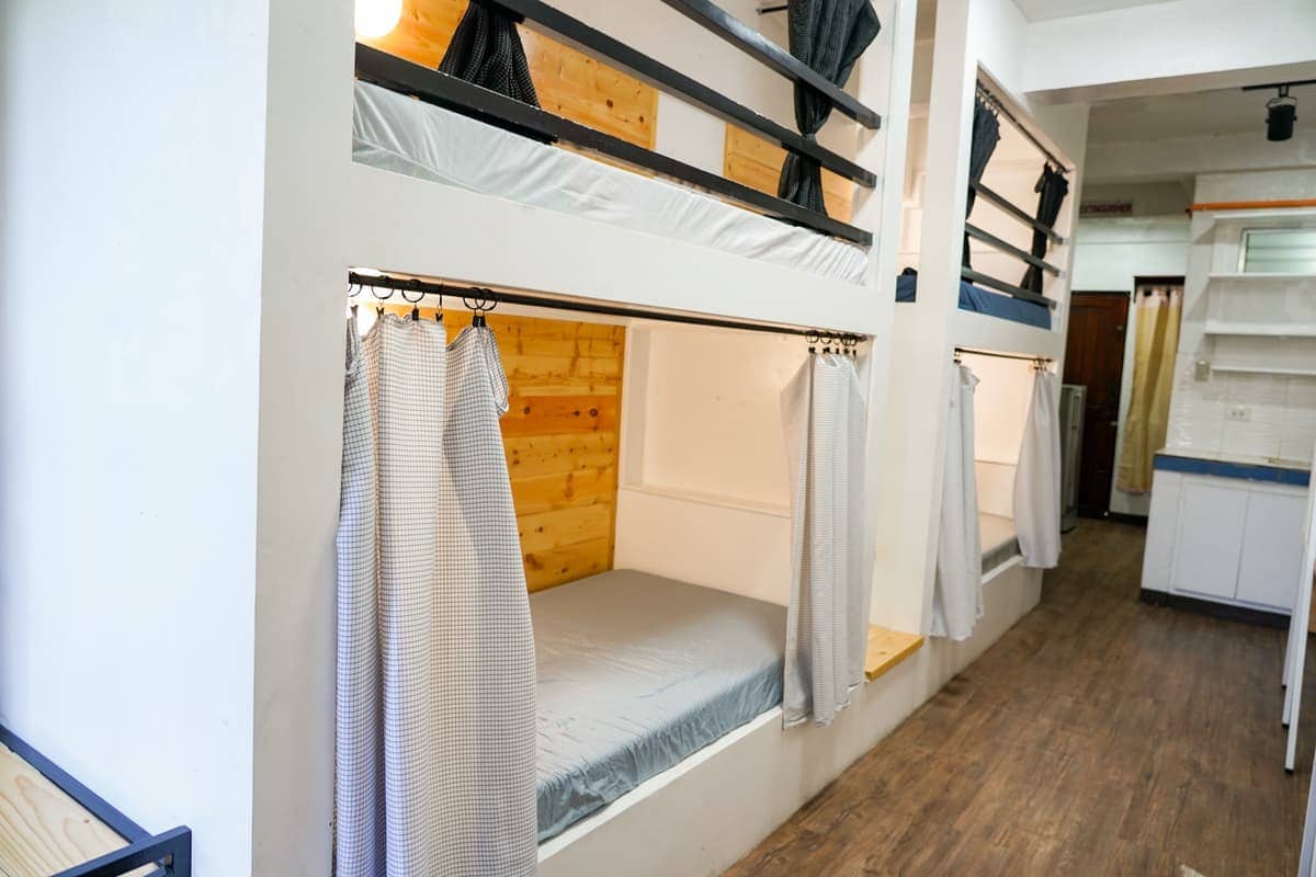 Khu vực giường ngủ tại kí túc xá trường JIC thiết kế tinh tế