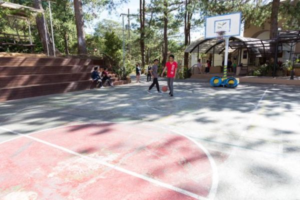 Sân tập bóng rổ tại trường HELP Longlong