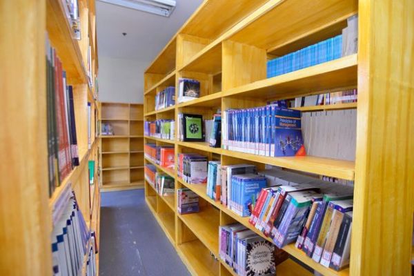 Thư viện tại trường HELP Longlong đầy đủ các đầu sách